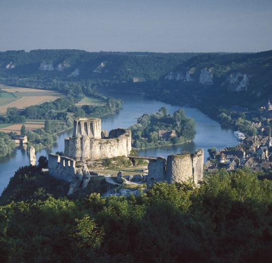 https://travelguide.michelin.com/sites/default/files/styles/poi_slideshow/public/images/travel_guide/voyage_media-NX-9744/chateau-gaillard-2.jpg